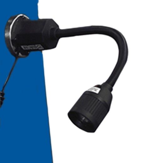 Schwarze LED-Arbeitsleuchte mit flexiblem Arm, an der Maschine befestigt.