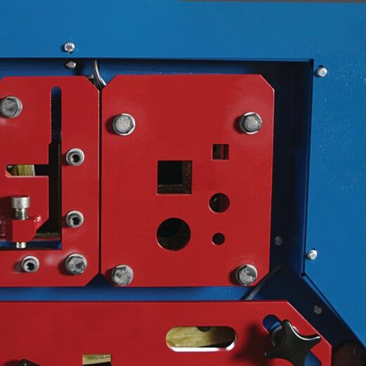 Detail der Werkzeugaufnahme mit runden und eckigen Öffnungen.