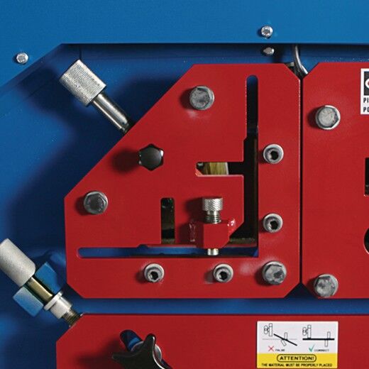Nahaufnahme einer roten Werkzeughalterung mit Einstellschrauben.
