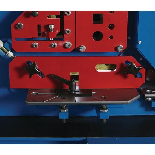 Frontdetail mit roter Werkzeugführung und Spannvorrichtung.