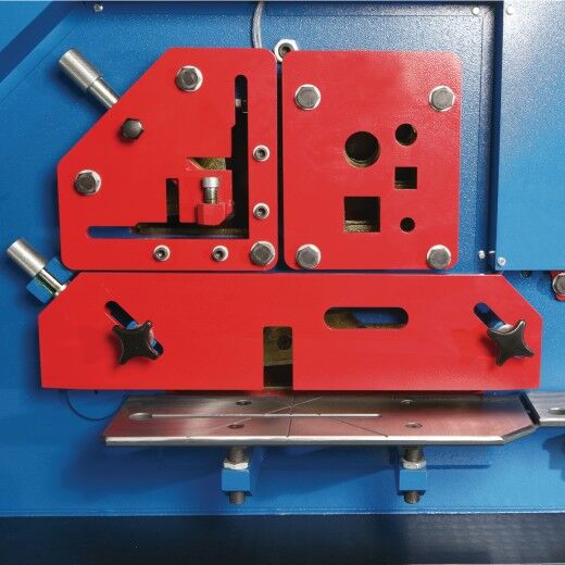 Werkzeugmodul mit mehreren roten Einsätzen und Aussparungen für verschiedene Schnitte.