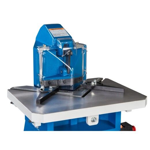 Schrägansicht auf die Arbeitsfläche mit Schutzhaube und verstellbaren Anschlägen.