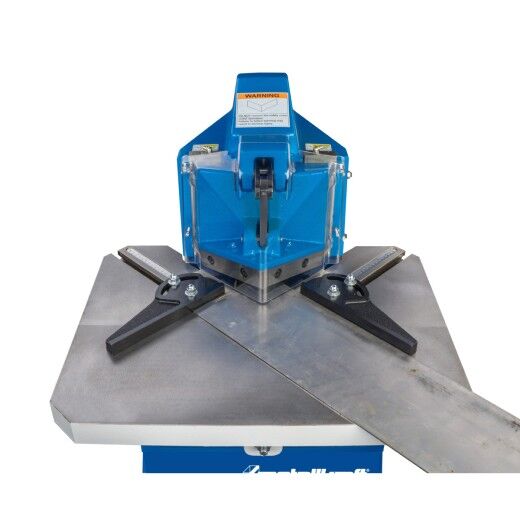 Maschine bei Nutzung, Metallblech wird unter das V-Messer geführt.