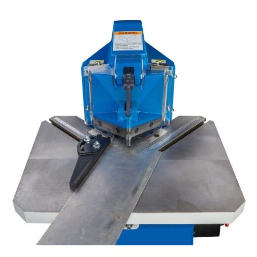 Weitere Nutzungssituation, Metallblech im Schneidbereich unter der Schutzhaube.