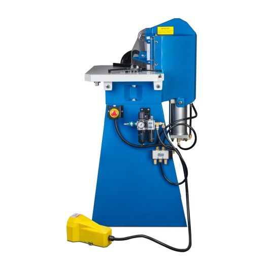 Seitenansicht der AKM 150-2 mit Fußschalter und Hydraulikleitungen.