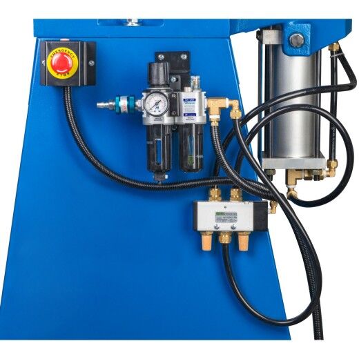 Detailaufnahme der Bedienelemente mit Not-Aus-Schalter, Druckregler und Anschlüssen.