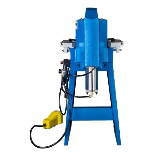 Frontansicht der AKM 150-2 mit blauem Gehäuse, gelbem Fußschalter und Hydraulikzylinder.