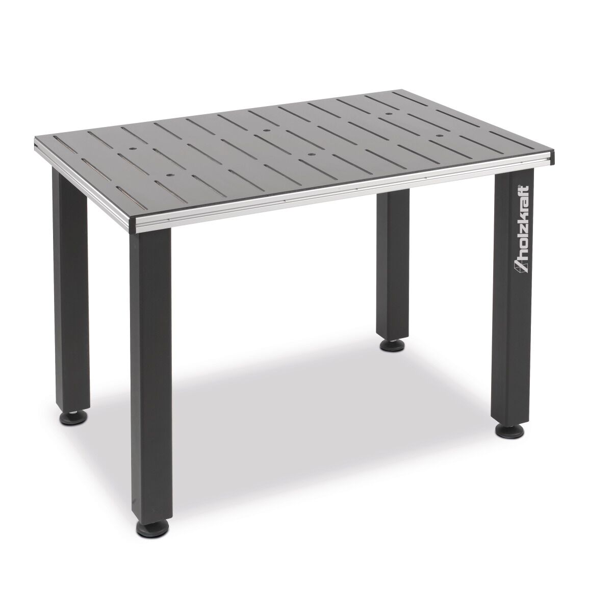 Rechteckiger Arbeitstisch mit schwarzer, geschlitzter Arbeitsfläche und vier schwarzen Tischbeinen.