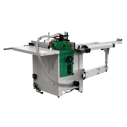 Seitliche Ansicht einer Formatkreissäge mit Ausleger und Absaugschlauch, grünem Fräskopf und silbernem Tisch.