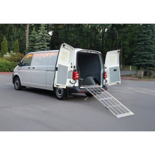 Montierte Rampe an der offenen Hecktür eines Transporters, ausgelegt bis auf den Straßenboden.