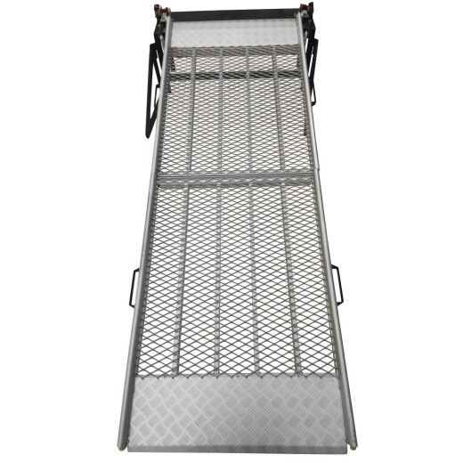 Obere Draufsicht auf eine aufgeklappte Rampe mit rutschfestem Gitterrost und seitlichen Haltegriffen.