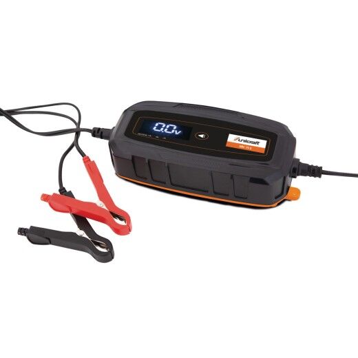 Kompaktes Batterieladegerät mit digitaler Anzeige, roten und schwarzen Klemmen sowie angeschlossenen Kabeln.