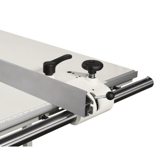 Anschlaglineal mit Verstellrad und Skala an einer Formatkreissäge.