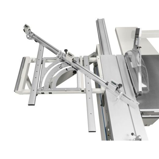 Formatkreissäge mit digitalem Winkelanschlag und großem Schiebetisch.